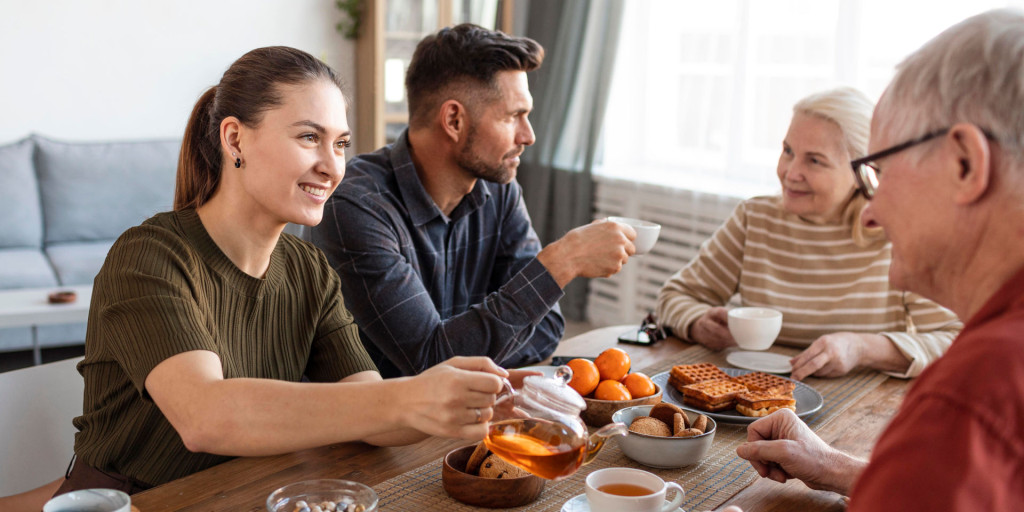 appartements avec services - close-up-family-members-table 1920x960
