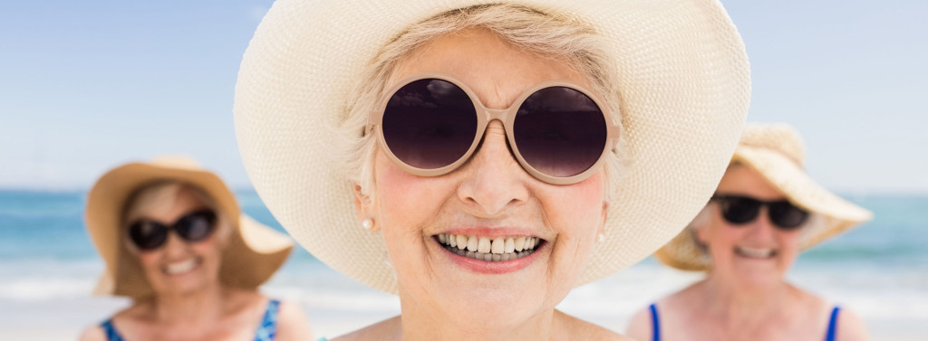 residence seniors - copines à la plage - lunettes soleil 2880x1060