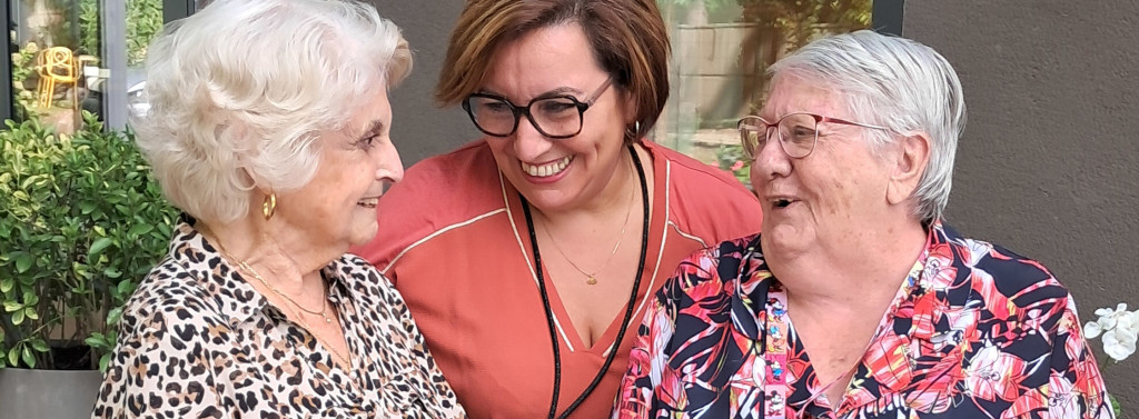 residence seniors saint-michel-sur-orge - residentes denise et josette avec coordinatrice - 2880x1060 -2