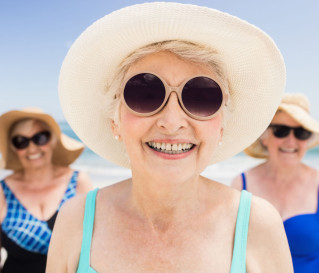 residence seniors - copines à la plage - lunettes soleil 1024x875