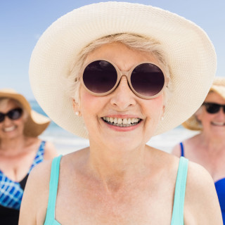 residence seniors - copines à la plage - lunettes soleil 1440x1440
