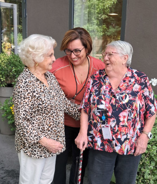 residence seniors saint-michel-sur-orge - residentes denise et josette avec coordinatrice - 1024x875